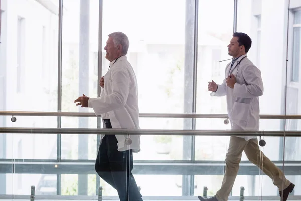 Dos doctores corriendo — Foto de Stock