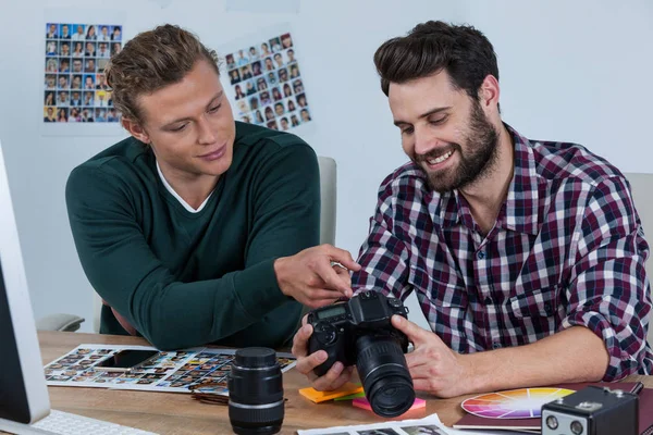 Photographers reviewing captured photos in digital camera — Stock Photo, Image