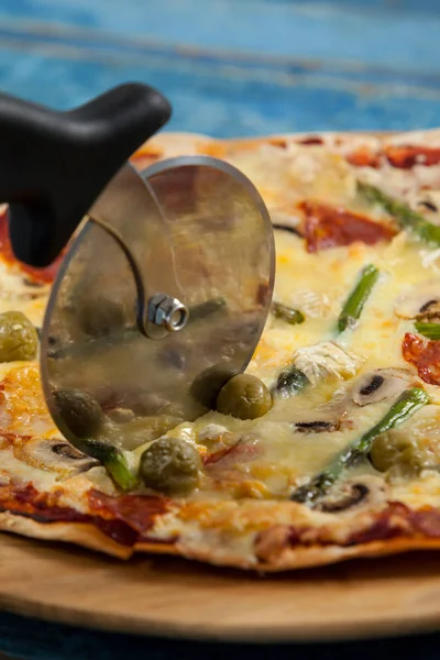 Pyszne pizzy serwowane na tacy pizza z frez na pizzę — Zdjęcie stockowe