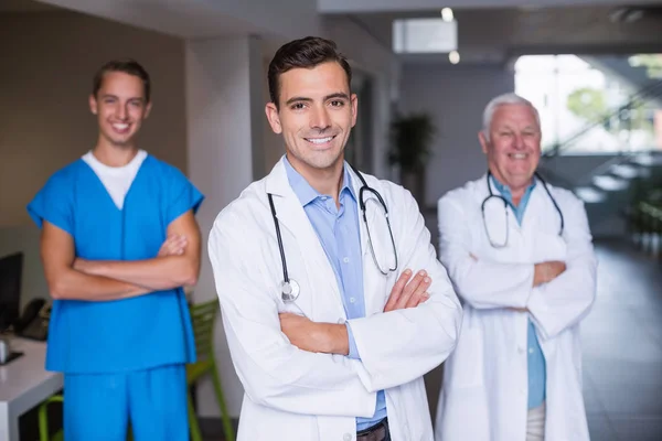 Portret van glimlachen artsen permanent met armen gekruist — Stockfoto