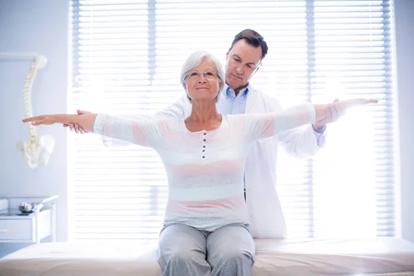 Physiotherapist giving hand massage to senior woman — Stock Photo, Image