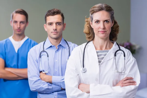 Retrato de médicos de pé com os braços cruzados — Fotografia de Stock