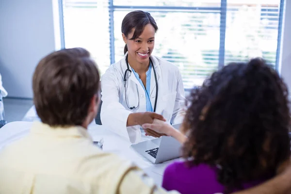 Doctor and woman shaking hands — Stock Photo, Image