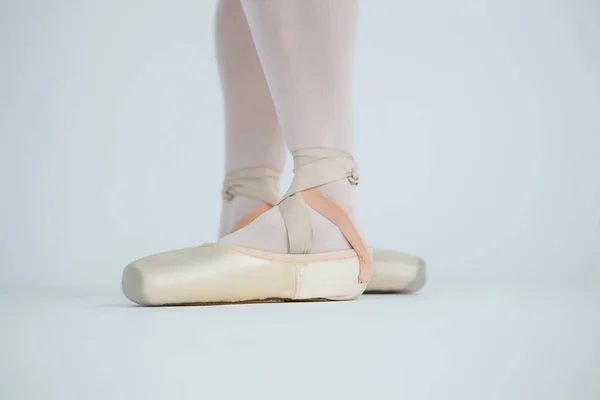 Ballerino φορώντας παπούτσια μπαλέτου — Φωτογραφία Αρχείου