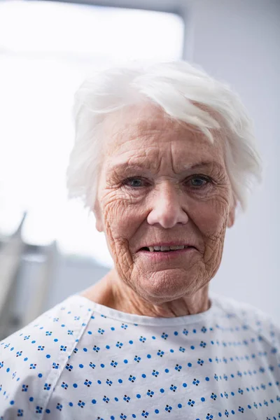 Portret van een lachende oudere vrouw — Stockfoto