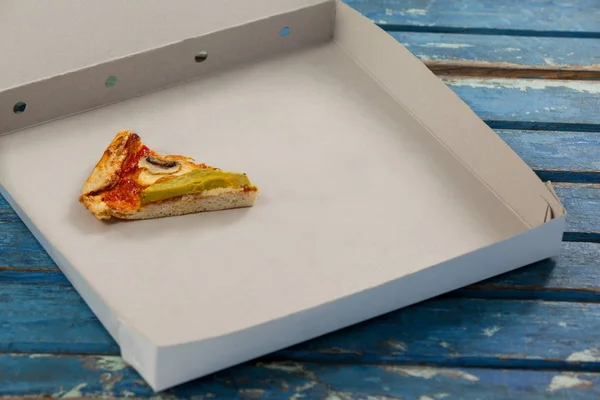 Stück Pizza im Pizzakarton — Stockfoto