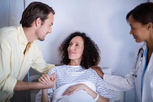 Dottore e uomo confortante donna incinta in reparto — Foto Stock