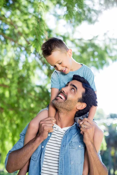 Pai carregando filho — Fotografia de Stock