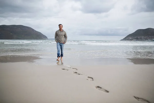 Man promenader på stranden — Stockfoto