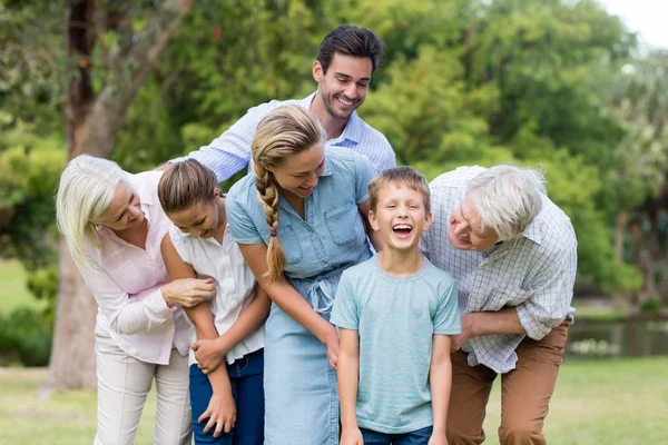 Flera generation familj i park — Stockfoto