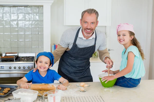 Père et enfants préparant la nourriture dans la cuisine — Photo