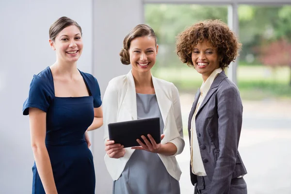 Bedrijfsleiders holding digitale tablet — Stockfoto