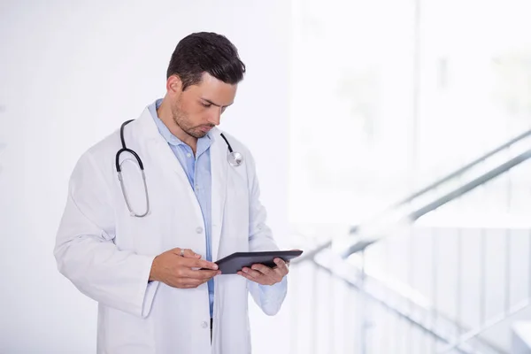 Lekarz za pomocą cyfrowego tabletu w korytarzu — Zdjęcie stockowe