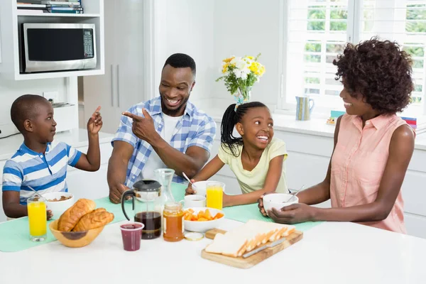 Dzieci i rodzice jedzą śniadanie na stole w domu — Zdjęcie stockowe