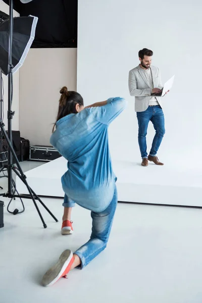 Modelo masculino posando para fotógrafo — Foto de Stock