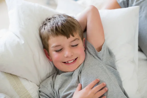 Mignon garçon dormir sur lit dans chambre — Photo