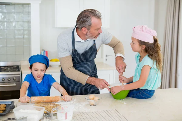 Father and kids preparing food in kitchen — Stock Photo, Image
