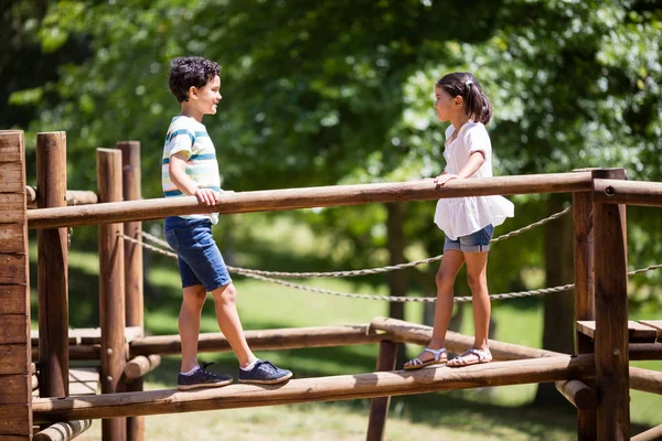 公園に乗る子供たちの遊び場の上を歩く — ストック写真