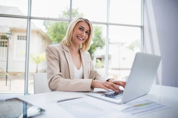 Bizneswoman korzystająca z laptopa — Zdjęcie stockowe