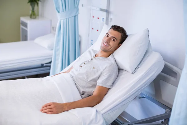 Portrait of patient lying on bed in a hospital — Stock Photo, Image