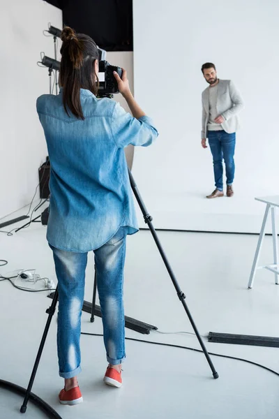 Modèle masculin posant pour une séance photo — Photo