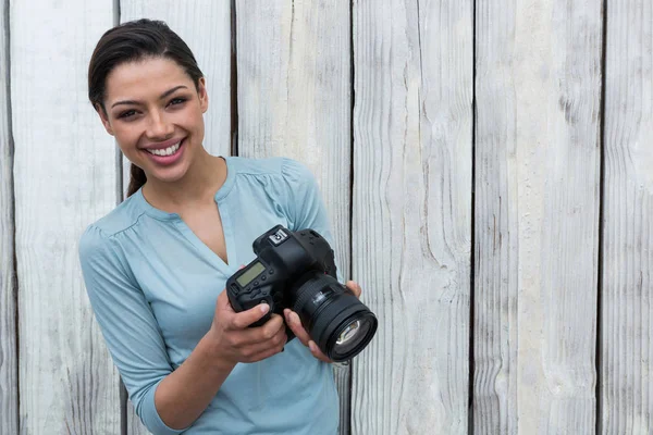 Fotografer wanita bahagia berdiri — Stok Foto