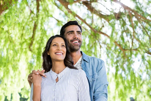 Portret van een paar lacht in park — Stockfoto