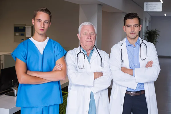 Portrét lékařů, kteří s rukama zkříženýma — Stock fotografie