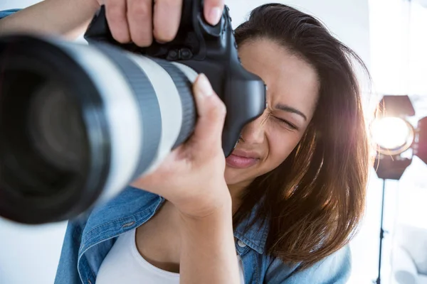 Fotógrafa feminina com câmera digital — Fotografia de Stock