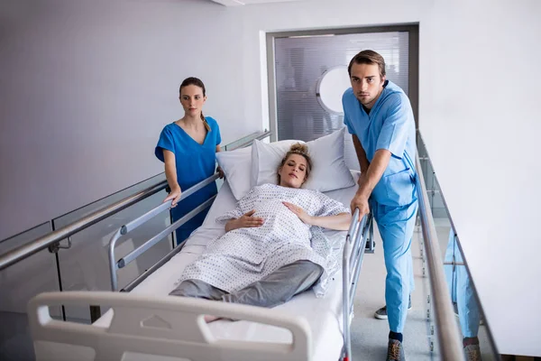 Equipo de médicos llevando a la mujer embarazada al quirófano —  Fotos de Stock
