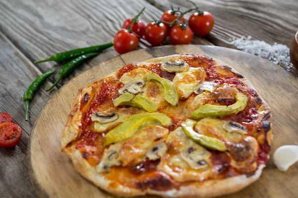 Verschiedene Arten mit Pizza auf Holztablett arrangiert — Stockfoto