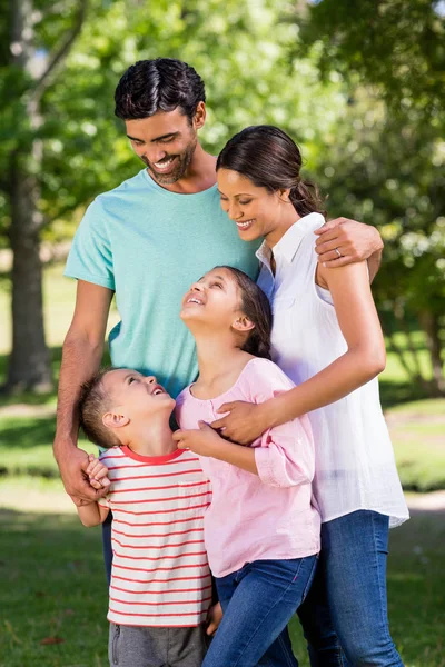 Gelukkige familie staande in park — Stockfoto