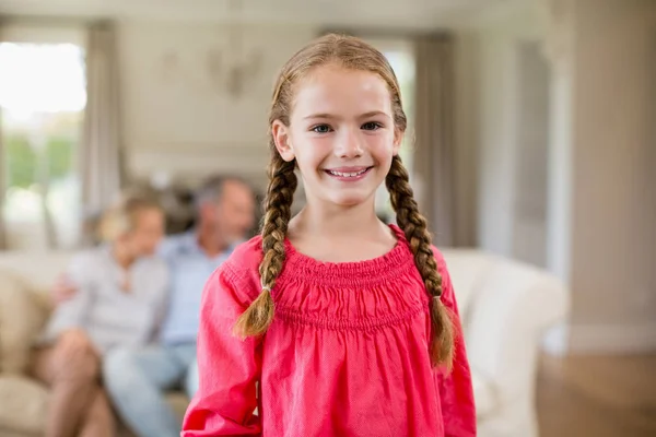 リビング ルームに立っていた笑顔の少女 — ストック写真