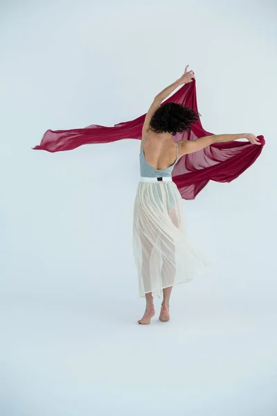 Danseuse pratiquant la danse contemporaine — Photo