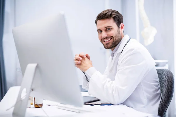 Retrato del médico masculino sentado en el escritorio — Foto de Stock