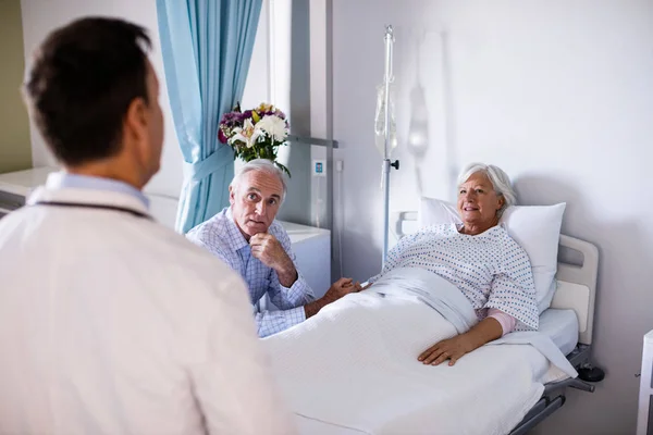 Doente sénior a interagir com o médico — Fotografia de Stock