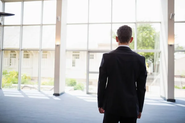 Empresário em pé no centro de conferências — Fotografia de Stock