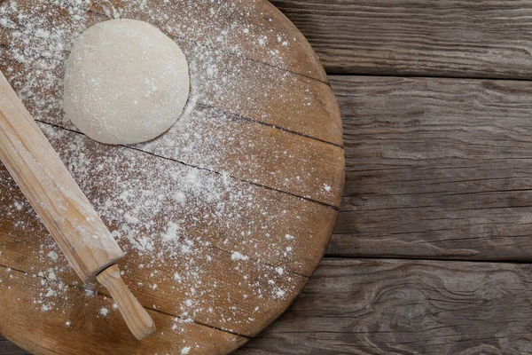 擀面杖披萨面团与面粉对轧制板 — 图库照片