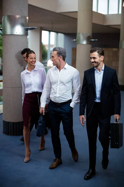 Ejecutivos de negocios caminando en un vestíbulo del centro de conferencias —  Fotos de Stock