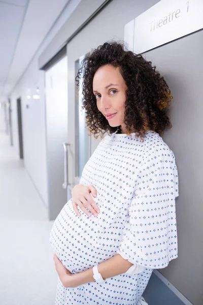 Porträt einer schwangeren Frau im Flur — Stockfoto