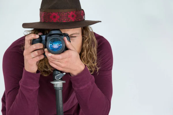 Fotograf klepnutím na obrázek pomocí digitálního fotoaparátu — Stock fotografie