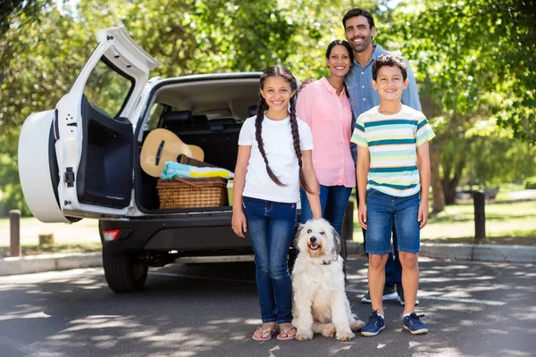Lycklig familj på en picknick står bredvid sin bil — Stockfoto