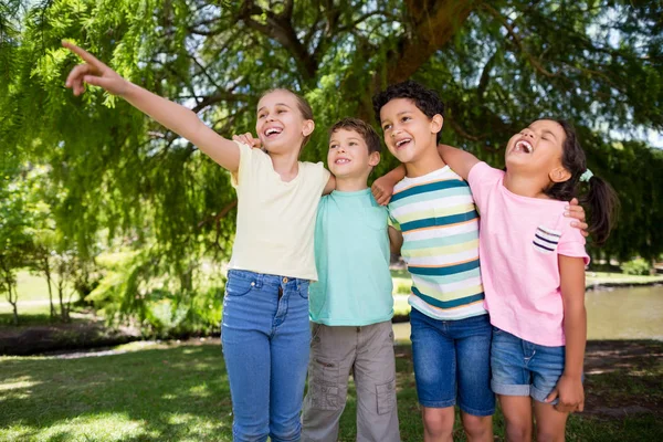 Дети веселятся вместе в парке — стоковое фото