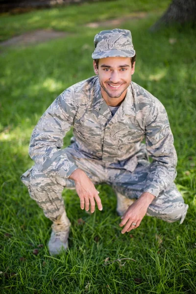 Retrato de soldado sorrindo no parque — Fotografia de Stock