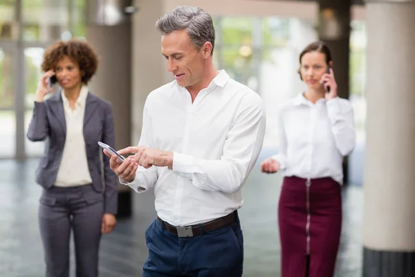 Business executive utilizzando il telefono cellulare — Foto Stock