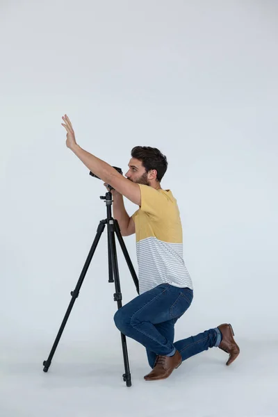 Fotógrafo haciendo clic en la imagen usando cámara digital — Foto de Stock