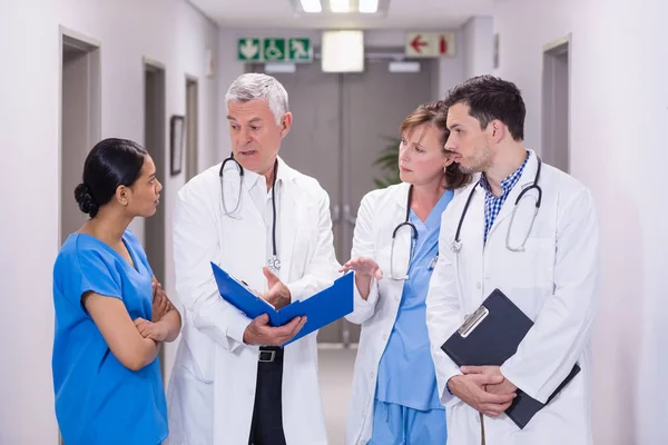 Verpleegkundige en artsen bespreken over Klembord — Stockfoto