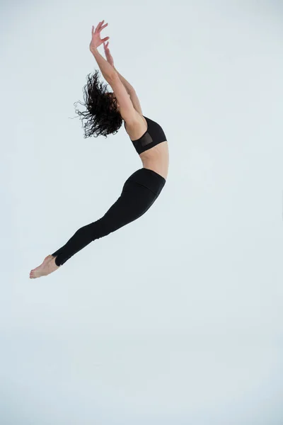 Dancer practicing contemporary dance — Stock Photo, Image