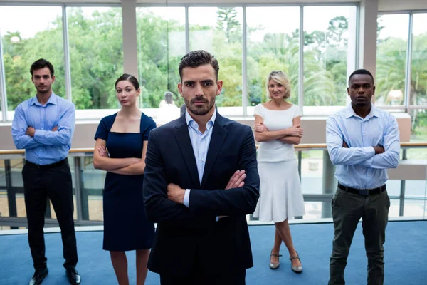 Cadres d'entreprise avec bras croisés au centre de conférence — Photo