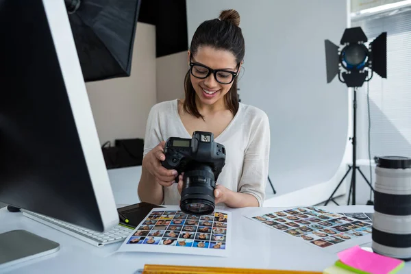 Female photographer reviewing captured photos — Stock Photo, Image